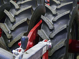 Tyre packer with optimised tractor profile