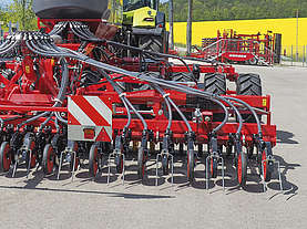 A TurboDisc coulter is placed in the middle behind a TerraGrip tine and a tyre
