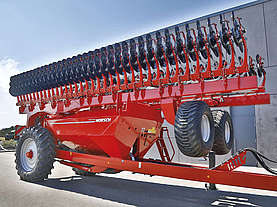 Large tyres on the seed waggon Avatar 18.25 SD: 520 / 85 R 42